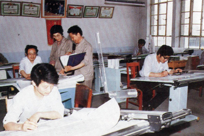 從1984年第一季度到抓管理上登記全面提高企業(yè)素質(zhì)驗(yàn)收前，采取分線檢查、總結(jié)成績(jī)、找出差距、提出措施、限期整改的方法，使各項(xiàng)工作在整頓中鞏固提高，在鞏固提高中進(jìn)行再整頓，再提高。