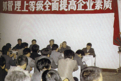 山推總廠的企業(yè)管理，從建廠開(kāi)始就被當(dāng)作一項(xiàng)治廠之本的工作來(lái)抓，管理水平得到不斷提高，逐步由粗放管理轉(zhuǎn)為科學(xué)管理，并積極向現(xiàn)代化管理邁進(jìn)。