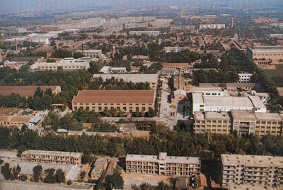 推土機(jī)總廠本部廠區(qū)。山東推土機(jī)總廠建立時(shí)，固定資產(chǎn)原值為2569萬(wàn)元，占地面積為517538平方米，建筑面積為170861平方米。