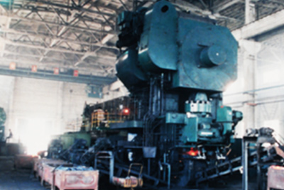 3月24日，世界第一臺(tái)德國(guó)奧姆卡4000噸熱模鍛生產(chǎn)線在山推總廠熱模鍛車(chē)間安裝調(diào)試。