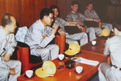 為了學(xué)習(xí)外國(guó)先進(jìn)技術(shù)和管理方法，前往引進(jìn)技術(shù)與設(shè)備的國(guó)家進(jìn)行實(shí)地考察。薛仲光廠長(zhǎng)在日本。