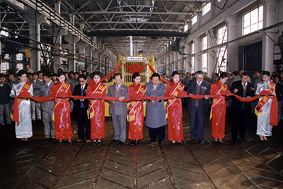 山推股份公司舉行山推牌TY220推土機(jī)5000臺(tái)下線慶典活動(dòng)。