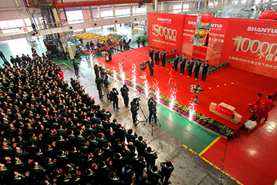 推土機(jī)事業(yè)部總裝工廠隆重舉行推土機(jī)第50000臺(tái)下線慶典儀式。這一激動(dòng)人心的歷史時(shí)刻標(biāo)志著50000臺(tái)不僅僅是一個(gè)數(shù)量的積累，更是山推管理水平、生產(chǎn)規(guī)模、制造技術(shù)、研發(fā)能力、銷(xiāo)售能力等綜合能力的體現(xiàn)，標(biāo)志著山推推土機(jī)產(chǎn)業(yè)整體實(shí)力進(jìn)一步增強(qiáng)，是從量變到質(zhì)變的飛躍。