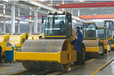 2002年2月，由履帶廠開(kāi)發(fā)研制的YZ18液壓振動(dòng)壓路機(jī)，順利下線。