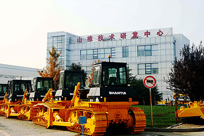 2009年，山推研發(fā)中心被國(guó)家人事部批準(zhǔn)設(shè)立博士后科研工作站，同年召開(kāi)首屆科技創(chuàng)新大會(huì)。