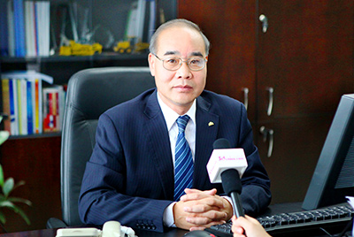 張秀文董事長(zhǎng)在接受中國(guó)山東網(wǎng)專(zhuān)題采訪時(shí)，就公司踐行“厚道魯商”倡樹(shù)行動(dòng)進(jìn)行回答，介紹了山推把“仁義、誠(chéng)信、厚道”的文化精髓融入到生產(chǎn)經(jīng)營(yíng)的全過(guò)程的典型做法和“誠(chéng)敬做產(chǎn)品，誠(chéng)信做企業(yè)”的經(jīng)營(yíng)理念，在工程機(jī)械行業(yè)樹(shù)立起了“厚德堅(jiān)韌”的山東國(guó)企形象