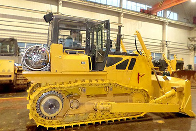 世界上第一臺(tái)燃?xì)庑吐膸酵仆翙C(jī)——SD20-5（LNG）在研究總院新產(chǎn)品試制中心下線。SD20-5（LNG）履帶式推土機(jī)是公司順應(yīng)行業(yè)發(fā)展趨勢(shì)開(kāi)發(fā)的一款節(jié)能、環(huán)保產(chǎn)品，整機(jī)采用天然氣專(zhuān)用發(fā)動(dòng)機(jī)，燃燒后無(wú)積炭，滿(mǎn)足stageIIIA排放，壽命更長(zhǎng)，維修頻率更低。