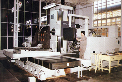 BPN-13B(R4)數(shù)控臥式加工中心。廠房擴(kuò)建加大，設(shè)備填平補(bǔ)齊，增加精、大、稀設(shè)備，新上生產(chǎn)線，提高企業(yè)裝備素質(zhì)，使山推廠成為名副其實(shí)的大馬力推土機(jī)生產(chǎn)廠。