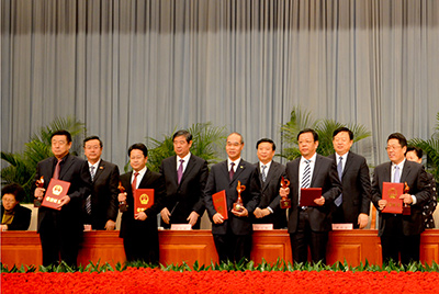 會(huì)上對(duì)獲得“省長(zhǎng)質(zhì)量獎(jiǎng)”的企業(yè)和個(gè)人進(jìn)行了表彰，山推股份位居榜首，公司董事長(zhǎng)張秀文從省長(zhǎng)姜大明手中接過(guò)了代表山東質(zhì)量管理最高榮譽(yù)的“金拇指”獎(jiǎng)杯。