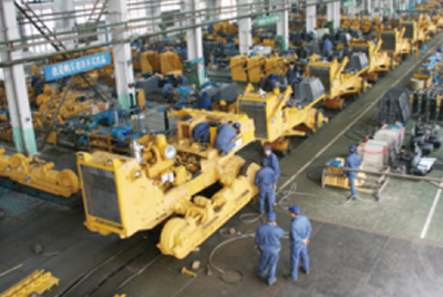 山推牌TY320C推土機(jī)在裝配分廠試驗(yàn)車(chē)間順利下線，標(biāo)志著“山推”系列推土機(jī)在技術(shù)性能和結(jié)構(gòu)造型水平上又上了一個(gè)新的臺(tái)階。