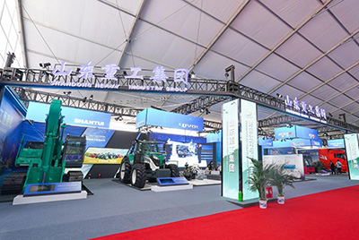 2023跨國(guó)公司與中國(guó)主題展在青島國(guó)際會(huì)議中心海上大壩舉辦， 山推股份攜EE225電挖、SRD13-C6U無(wú)人駕駛壓路機(jī)和純電裝載機(jī)隨團(tuán)參展。