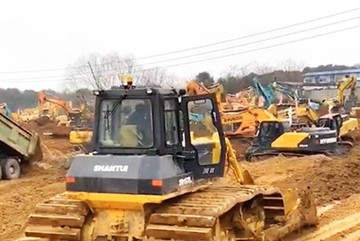 1月23日夜間，山推設(shè)備開(kāi)足馬力，與時(shí)間賽跑，全速開(kāi)啟“武漢版小湯山”醫(yī)院的建設(shè)。